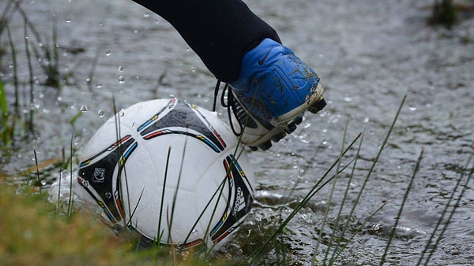 Steht der Platz unter Wasser, ist an Fußball erstmal nicht zu denken. Doch wie geht es mit der Partie dann weiter? | Foto: Patrick Seeger