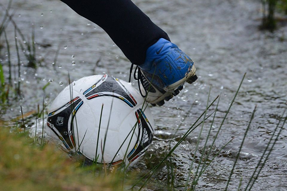 Steht der Platz unter Wasser, ist an Fußball erstmal nicht zu denken. Doch wie geht es mit der Partie dann weiter? | Foto: Patrick Seeger