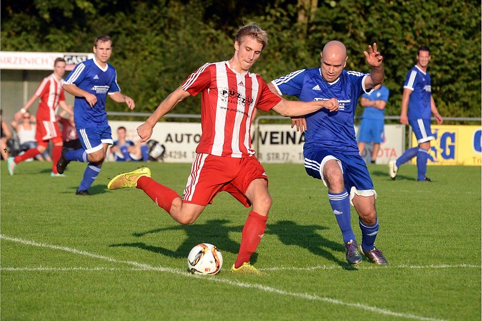 Joshua Bierbrauer (links, rotes Trikot) ist Toptorjäger des SV Sirzenich und bester Torschütze der B-Liga. Foto: volksfreund.de/Hans Krämer