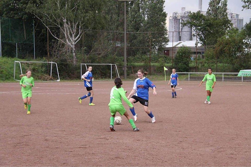 Einen Aufschwung nimmt der Mädchenfußball bei den reinen Frauenfußballvereinen, wie hier beim FFC Bergheim. Die Begeisterung bei den jungen Damen ist ungebrochen., Foto: Moers