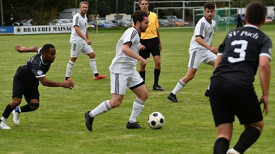 A-Klasse SC Maisach II (weiße Trikots) – SV Puch (schwarze Trikots)