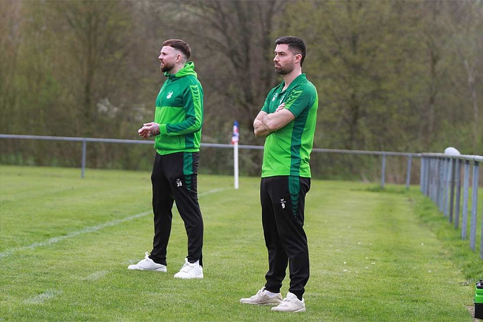 Cheftrainer Sebastian Kiesbye (re., TSV Hattstedt) musste noch aktiv werden auf dem Spielfeld.