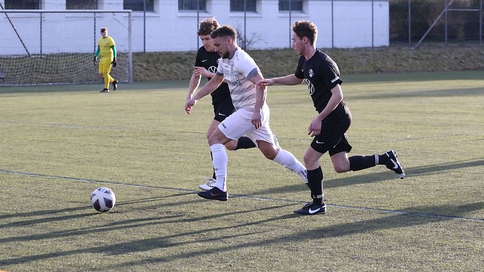 Schwer vom Ball zu trennen war Benjamin Maier (weißes Trikot) gegen den FCB
