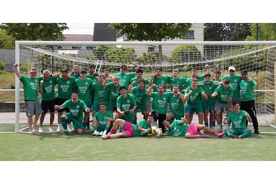 So sehen Meister aus: Als Titelgewinner der B-Klasse steigt Ingelheims zweite Mannschaft in die A-Klasse Mainz-Bingen auf. Foto: SpVgg. Ingelheim So sehen Meister aus: Als Titelgewinner der B-Klasse steigt Ingelheims zweite Mannschaft in die A-Klasse Mainz-Bingen auf. Foto: SpVgg. Ingelheim