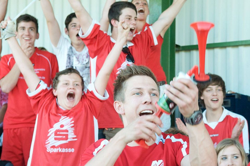 Nach dem Spiel ließen die Ettenbeurer Anhänger ihrer Freude freien Lauf: Beide hatten während des ganzen Spiels für tolle Atmosphäre gesorgt.  Foto: Radoslaw Polizio
