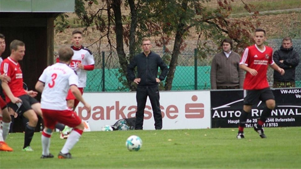 Fußball-Kreisligist SV Ihrlerstein (in rot) und Trainer Markus Englert (Bildmitte an der Seitenlinie) gehen ab sofort getrennte Wege.  Foto: Roloff