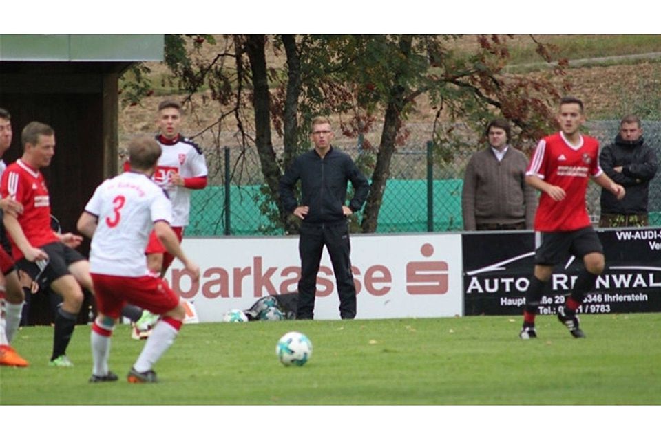 Fußball-Kreisligist SV Ihrlerstein (in rot) und Trainer Markus Englert (Bildmitte an der Seitenlinie) gehen ab sofort getrennte Wege.  Foto: Roloff