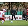 Fußball-Kreisligist SV Ihrlerstein (in rot) und Trainer Markus Englert (Bildmitte an der Seitenlinie) gehen ab sofort getrennte Wege.  Foto: Roloff
