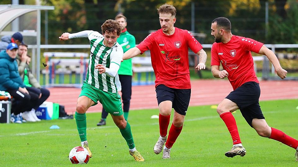 Louis Federlein (am Ball) und der TSV Bad Abbach ließen in Regensburg zwei Punkte liegen.