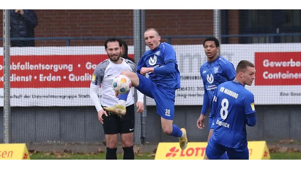 Kristian Gaudermann (am Ball) und seine Kollegen vom VfB Marburg gewinnen das Endspiel der Hessenliga-Abstiegsrelagtion gegen den SC Dortelweil mit 4:2 und schaffen damit den Klassenerhalt in Hessens höchster Spielklasse. © Jens Schmidt