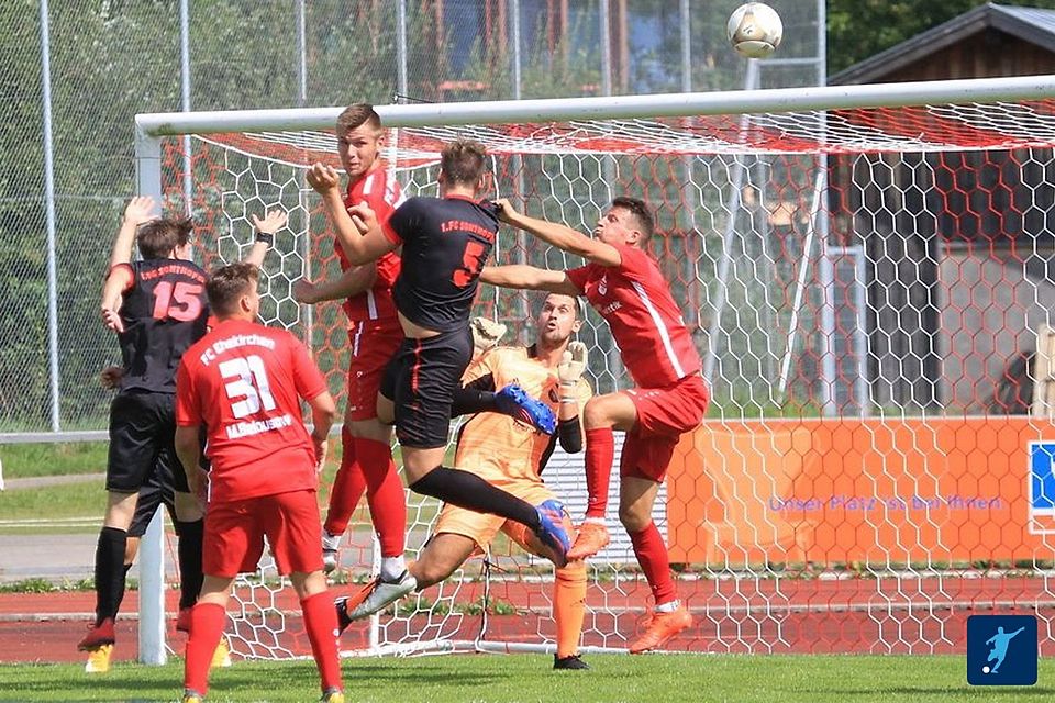Der FC Ehekirchen und der 1. FC Sonthofen sind die torhungrigsten Teams der Landesliga. Dieser Kopfball vom Sonthofer Manuel Schäffler (5) fand beim 3:0-Hinspielsieg der Oberallgäuer allerdings nicht den Weg ins Netz. 