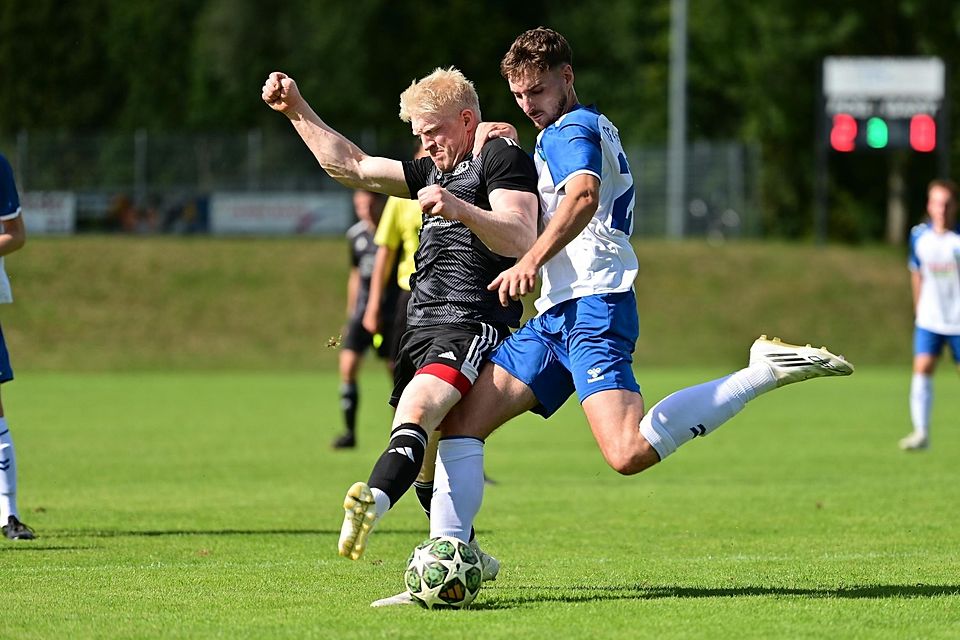 Gerolsbachs Roman Redl (links) erzielte beim 4:0 gegen die Sportfreunde Friedberg das Tor des Tages, indem er vier Abwehrspieler stehen ließ.