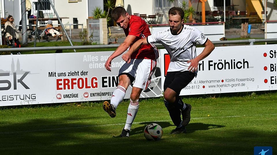 Nach einem 3:2-Sieg gegen den TSV Pleystein (in Rot-Weiss) gehört die DJK Weiden (in Weiß-Schwarz) zum punktgleichen Führungstrio der Kreisklasse Ost.