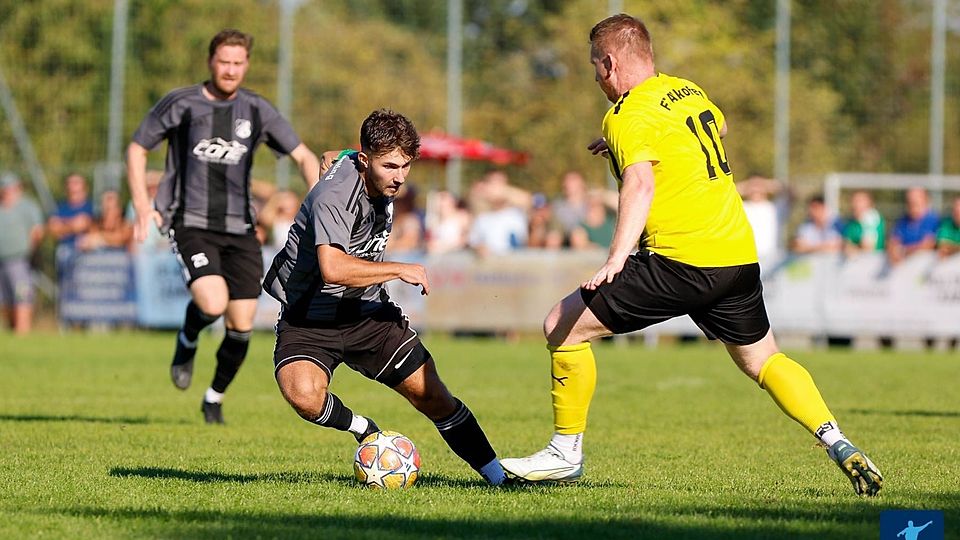 Die SpVgg Pleinting um Spielertrainer Vincenz Heringlehner (li.) und Kapitän Kevin Gaißinger (am Ball) will das Topspiel gegen den TSV Aidenbach für sich entscheiden. 