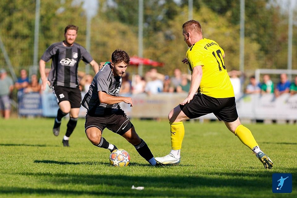 Die SpVgg Pleinting um Spielertrainer Vincenz Heringlehner (li.) und Kapitän Kevin Gaißinger (am Ball) will das Topspiel gegen den TSV Aidenbach für sich entscheiden. 