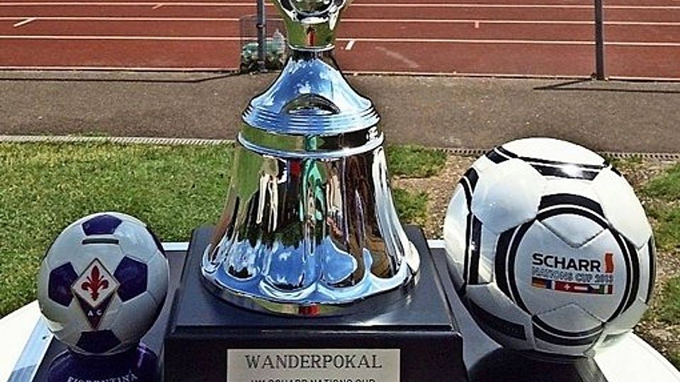 Das Objekt der Begierde: der fast ein Meter hohe Wanderpokal. Foto: Privat