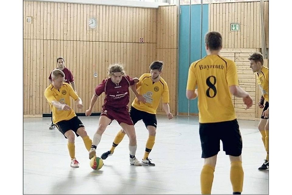 Ähnlich, aber doch auch anders als Hallenfußball: Ab dieser Saison geht die SpVgg Bayreuth (gelbe Trikots) in der Futsal-Bayernliga auf Punkte- und Torejagd. Foto: privat