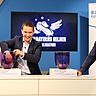 Die Ziehungstruppe: Niederbayern-Bezirksspielleiter Richard Sedlmaier mit BFV-Präsident Dr. Christoph Kern und Moderator Tobi Wittenzellner. 