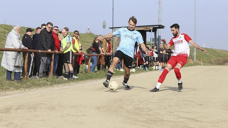 Dauerduell in Rheindürkheim: Sebastian Desch von Aufsteiger Rhenania (links) versucht, Sait Yalkin von Bezirksliga-Absteiger RWO Alzey/Lonsheim auszutricksen. Am Ende siegten die Gastgeber vom Altrhein.	Foto: Andreas Stumpf/pakalski-press