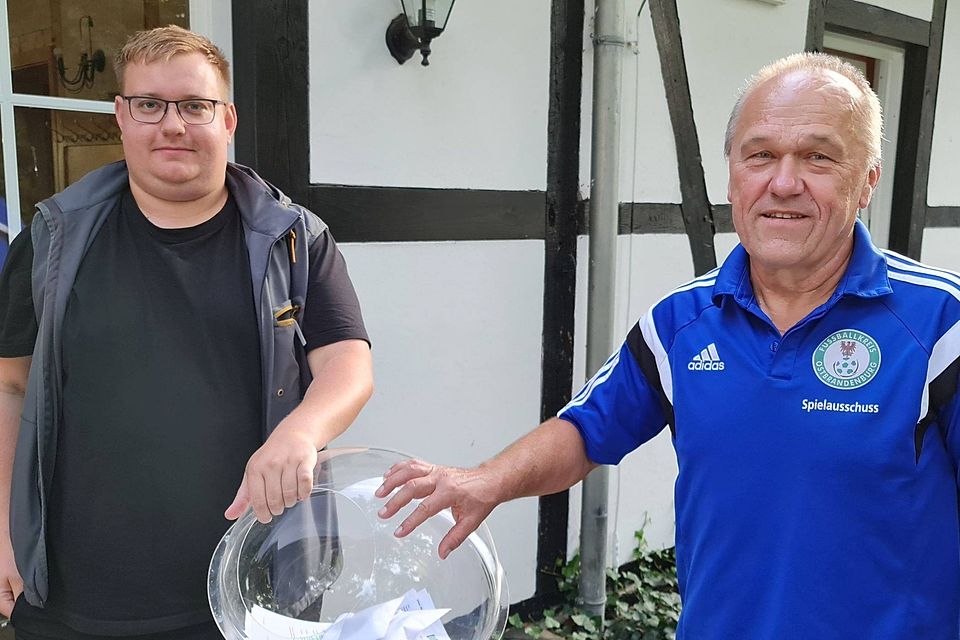 Mit der Hand an der Lostrommel: Losfee Felix Wagner und Pokal-Staffelleiter Bernd Miserius.