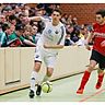 Eintracht Schepsdorf (rotes Trikot, hier im Spiel gegen Bramsche) qualifizierte sich für die Endrunde des Kronsberg-Cups des TuS Lingen. Foto: Scholz
