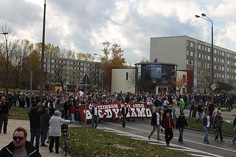 BFC-Dynamo-Fans marschieren gemeinsam zum Greifswalder Stadion. Foto: zVg