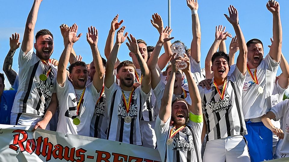 „Glücksgefühle pur“: Der Wittlinger Kapitän Arian Palatini streckt nach einem spannenden Finale den Bezirkspokal in die Höhe. | Foto: Thomas Heß