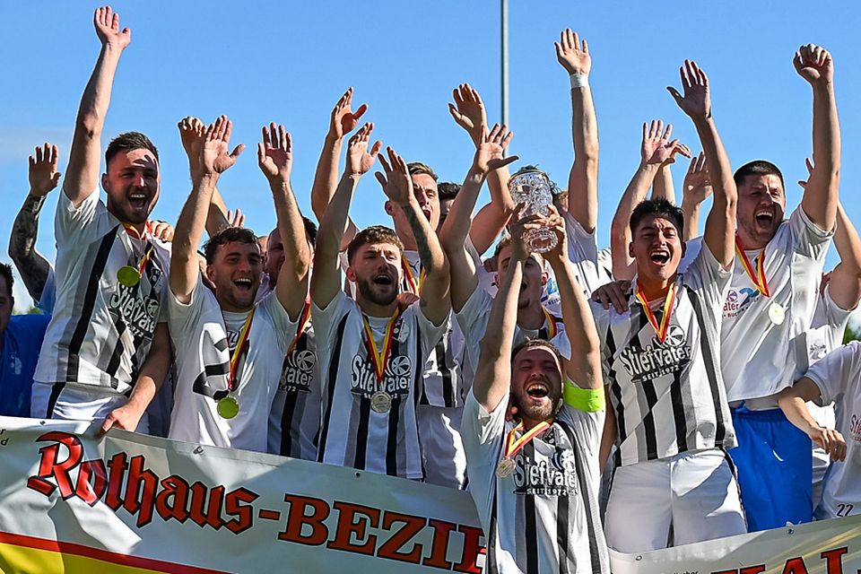 „Glücksgefühle pur“: Der Wittlinger Kapitän Arian Palatini streckt nach einem spannenden Finale den Bezirkspokal in die Höhe. | Foto: Thomas Heß