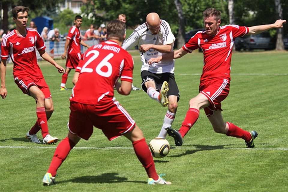 Am Ende gab's im Abstiegskampf kein Vorbeikommen für den SV Achkarren (weiß) an der Hausener Reserve. | Foto: Rafael Schwarz