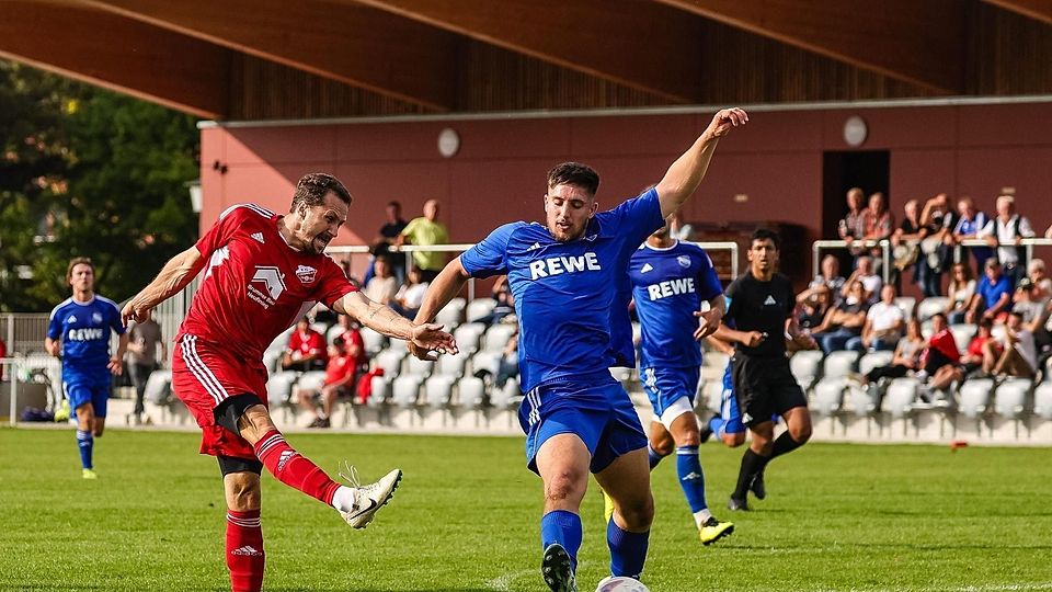 Der FC Finsing (rot) kann gegen Kranzberg an die Tabellenspitze springen.