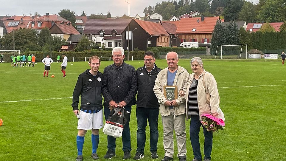 Personen von links: Alexander Hein (SV Seemental), Gerhard Sinner und Matthias Kristek  (Schiedsrichtervereinigung Büdingen) sowie Hans-Heinrich Klein mit Frau Ella.