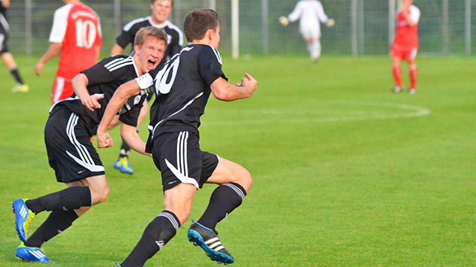Marko Ambrosy (links) jubelte letztes Jahr noch bei den Junioren. In der Bezirksliga traf er für den FVLB dreifach - und das jeweils an den letzten beiden Wochenenden! | Archivfoto: Matthias Kaufhold