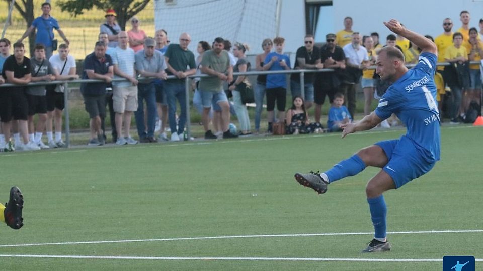 Fabian Sombetzki erzielt das 1:0 für den SV Horchheim vor 555 Zuschauern gegen die TuS Knittelsheim  