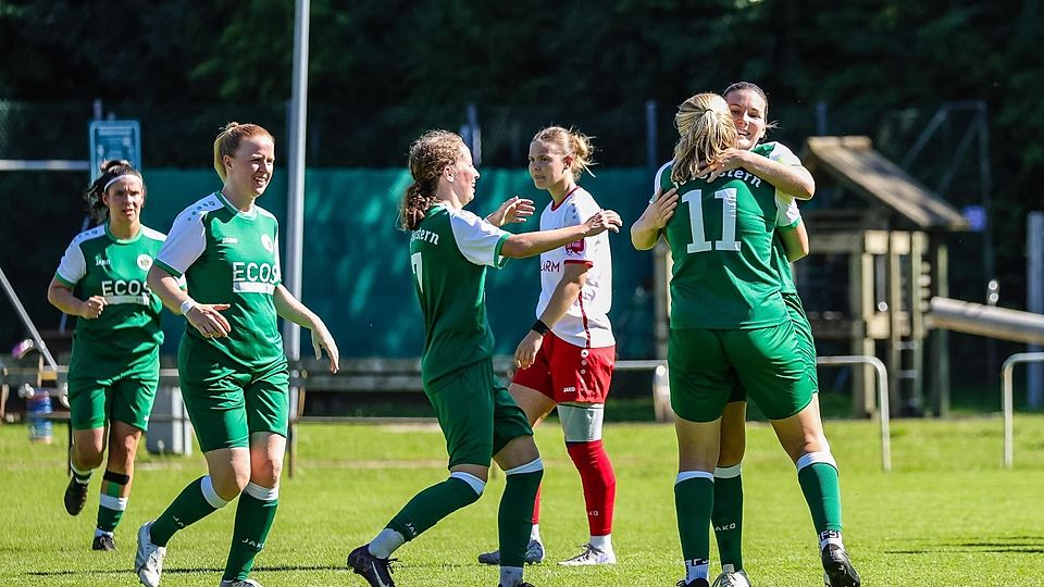 Jubel beim FCF: Nach dem 2:0 durch Vanessa Meingaßner liegen sich die Spielerinnen in den Armen.