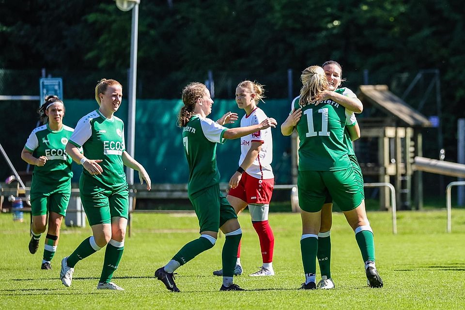 Jubel beim FCF: Nach dem 2:0 durch Vanessa Meingaßner liegen sich die Spielerinnen in den Armen.