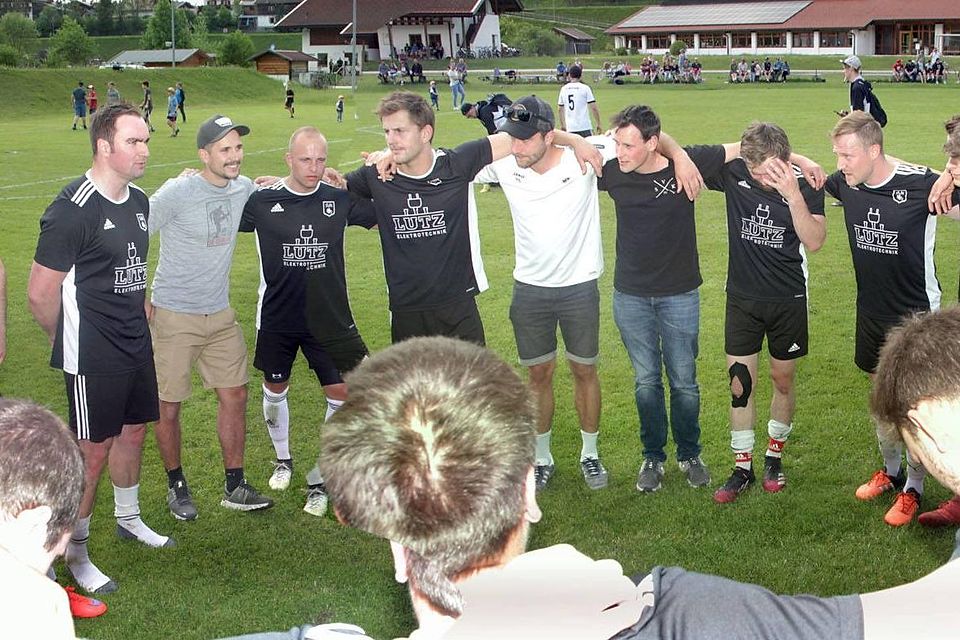 Teil eins der Aufgabe ist geschafft: Die Krüner Fußballer, hier nach der Partie bei der Besprechung im Kreis, stehen in der Relegation.