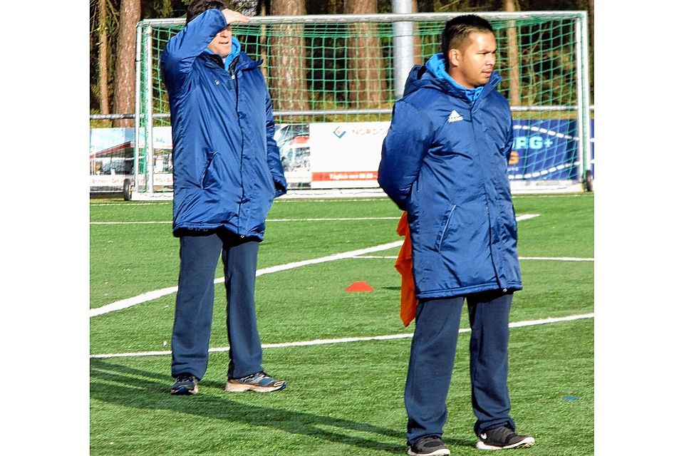 Ausschau halten nach besseren Zeiten: Co-Trainer Robertino Borja (re.) löst Dirk Kohlmann (li.) auf dem Cheftrainerposten ab. Foto: Russau