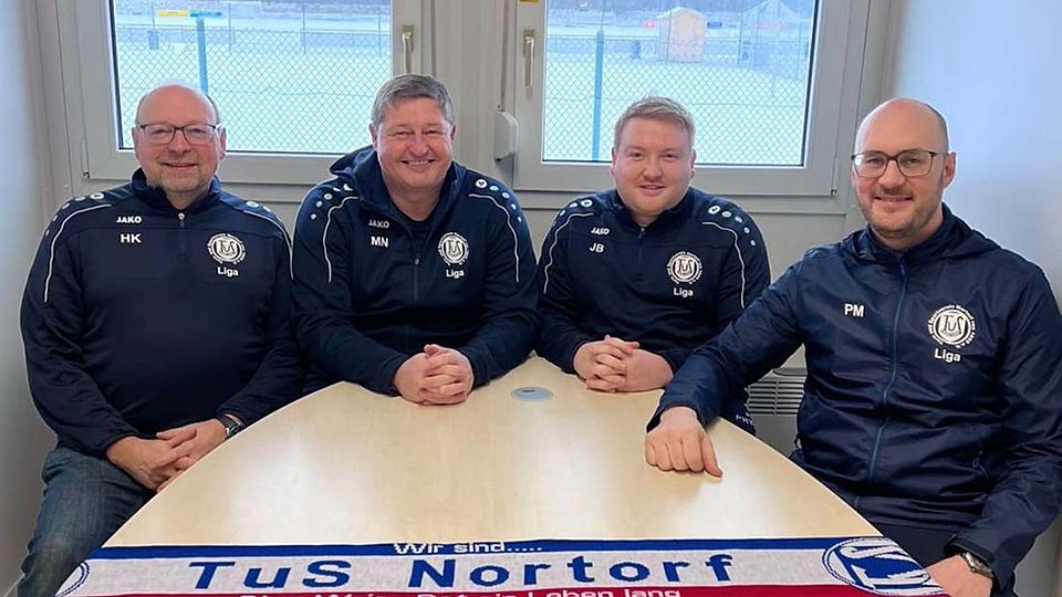 V. l. n. r. - Holger Kortum (Fußballvorstand TuS Nortorf), Trainer Jan-Niclas Bräunling, Michael Nordheim und Patrick Mohr (Ligaobmann).
