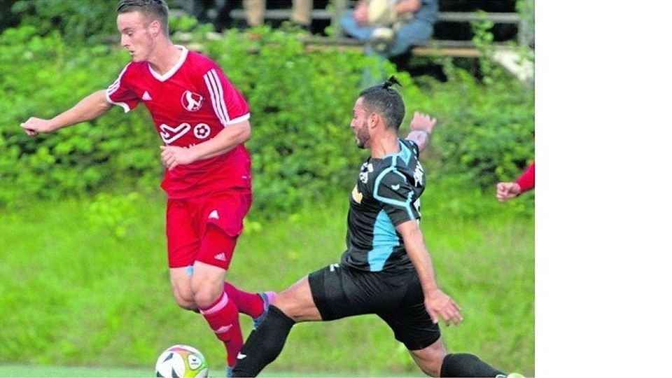 Ins Kreispokal-Halbfinale zogen Julian Fälber (links) und der Siegburger SV 04 ein. FOTO: WOLFGANG HENRY