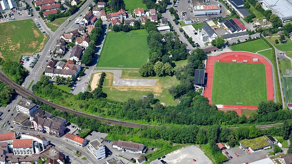 Wegen der Fußball-Relegationsspiele ist in Herrenberg am heutigen Mittwochabend mit einem hohen Verkehrsaufkommen rund um das Volksbankstadion (rechts) zu rechnen Foto (Archiv): Holom