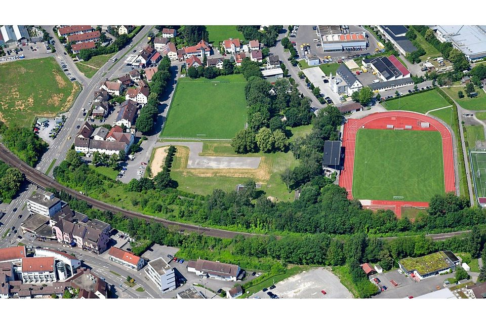 Wegen der Fußball-Relegationsspiele ist in Herrenberg am heutigen Mittwochabend mit einem hohen Verkehrsaufkommen rund um das Volksbankstadion (rechts) zu rechnen Foto (Archiv): Holom