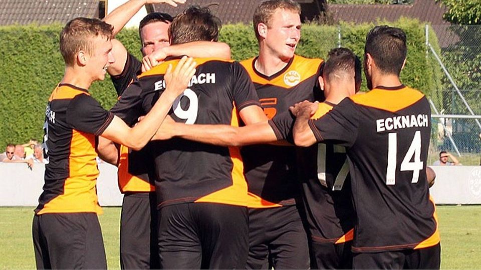 Ecknacher Spielertraube nach dem 1:0 im Finale der Stadtmeisterschaft gegen den BC Aichach: Der Bezirksliga-Aufsteiger verteidigte seinen Titel. 	F.: Hans Eberle