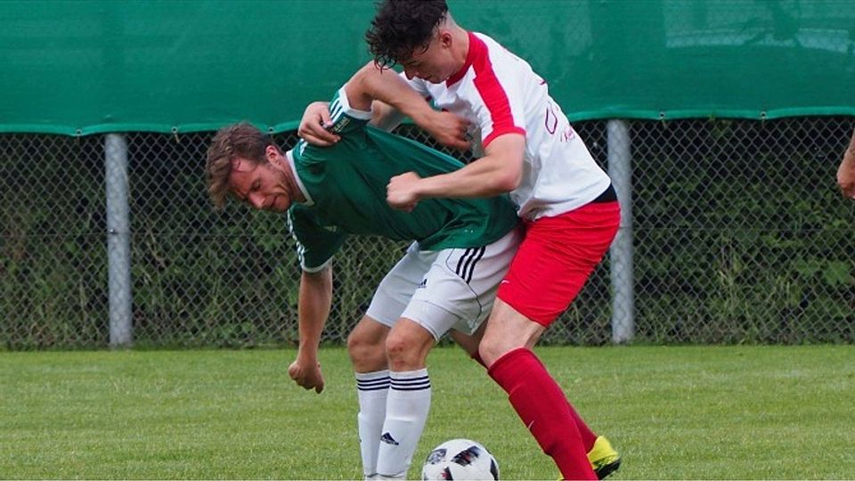 Kampf um jeden Zentimeter: Cannstatts Robin Kaufmann (re.) gegen Marc Raitze (SV Sillenbuch). Foto: Dominik Florian