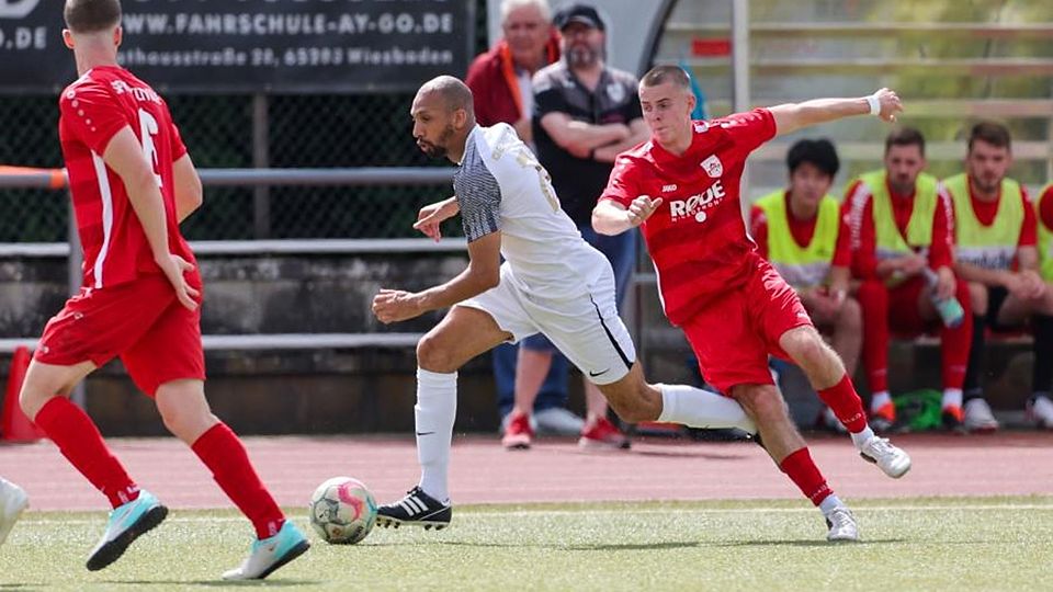 Nabil Morchid (hier noch in der letzten Saison im Germania-Trikot am Ball) traf für seinen jetzigen Verein Kastel 46 bei der Aufholjagd gegen den FC Naurod. 	