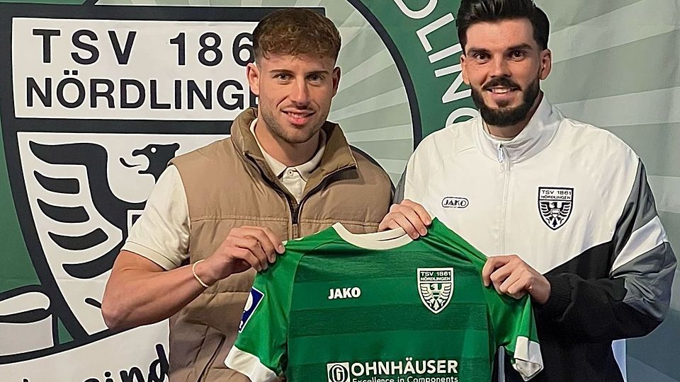 Nördlingens Sportlicher Leiter Julian Brandt (re.) präsentiert Neuzugang Patrick Högg.