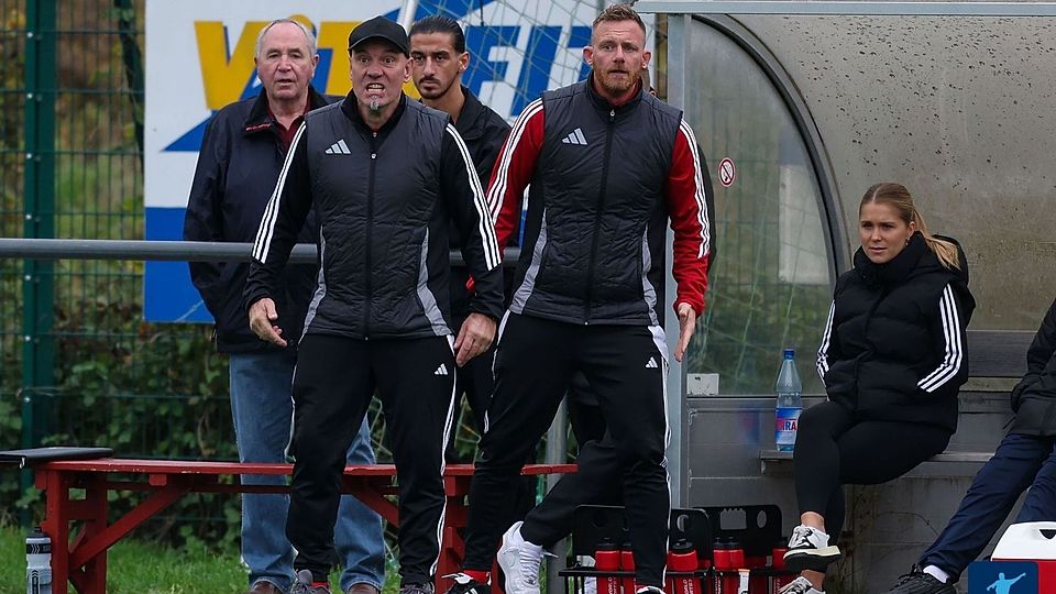 Als würden sie mitspielen: Adi Dworschak und Kevin Detloff sind in der Coachingzone der SG Walluf mit Herzblut dabei, auch über den Sommer hinaus.