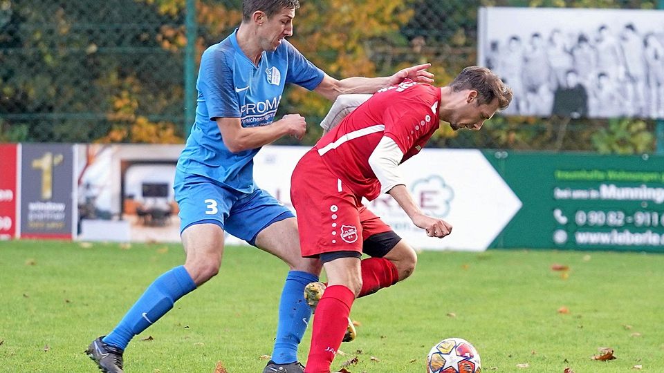 Das hatte sich Reimlingens Andreas Sing (links) anders vorgestellt. Gegen den FC Mertingen mit Kevin Schwark musste sich der FSV mit einem 3:3 begnügen.