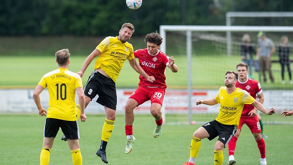 Wiederholung erwünscht: Das letztjährige Pokalspiel gegen die Würzburger Kickers behält man beim SV Hahnbach (in Gelb) in positiver Erinnerung.