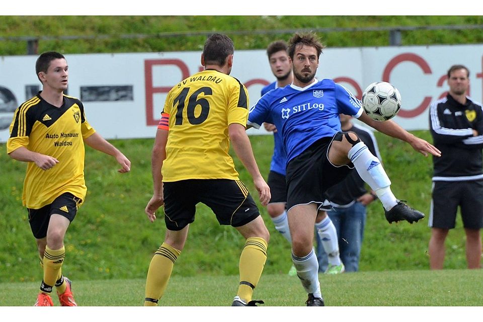 Durch einen 4:2-Heimsieg gegen den FSV Waldthurn mischt Aufsteiger SV Waldau (in gelb) weiter kräftig in der Spitzengruppe der Kreisklasse Ost mit. F: Nachtigall