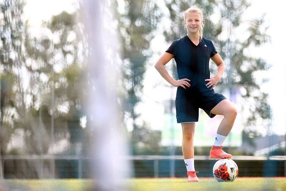 Die Fußballerin Kristin Kögel aus Neu-Ulm spielte drei Jahre beim FC Bayern München, jetzt wechselt sie zu Bayer 04 Leverkusen. Die 20-Jährige freut sich auf die neue Herausforderung. (Foto: Alexander Kaya)